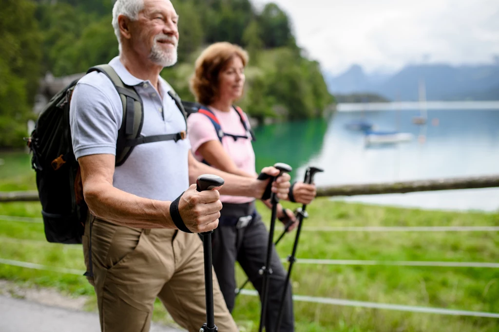 Nordic Walking nie tylko spala kalorie, lecz także skutecznie poprawia także wydolność układu krążeniowo-oddechowego