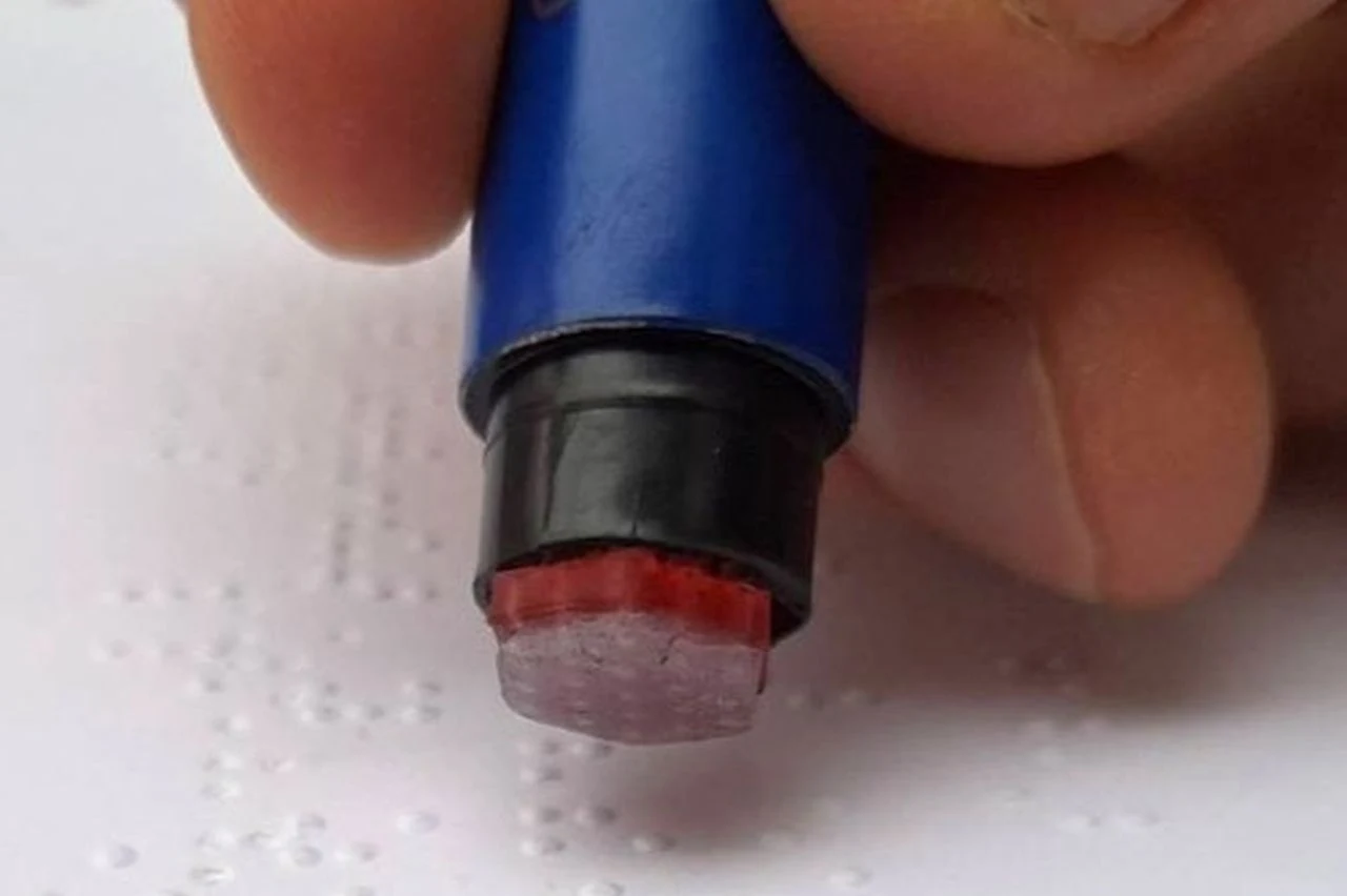 Braille-tip to małe urządzenie przypominające długopis Braille-tip to małe urządzenie przypominające długopis