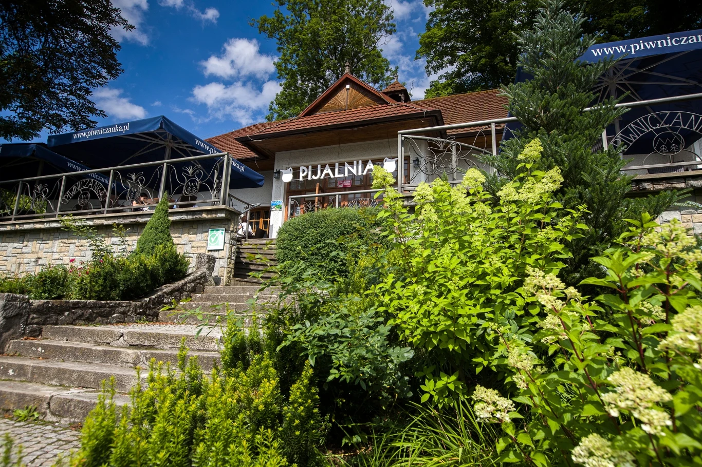 Piwniczna-Zdrój uwielbiana jest przez seniorów za malownicze położenie oraz kameralność. Piwniczna-Zdrój uwielbiana jest przez seniorów za malownicze położenie oraz kameralność.