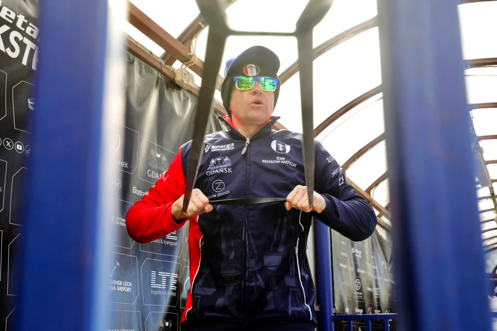 Krzysztof Kasprzak w trakcie rozgrzewki. Krzysztof Kasprzak w trakcie rozgrzewki.