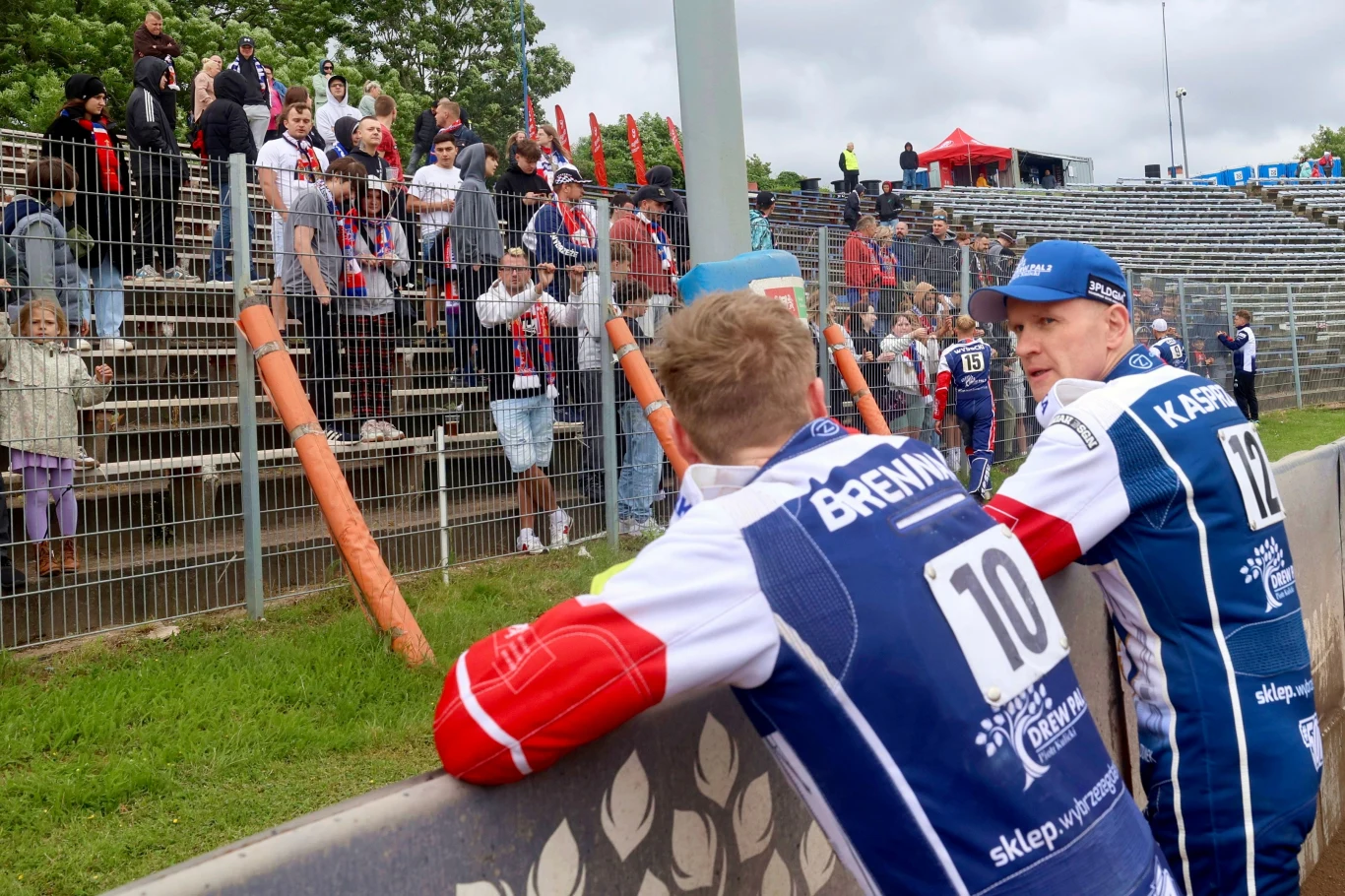 Tom Brennan i Krzysztof Kasprzak w rozmowie z kibicami. Tom Brennan i Krzysztof Kasprzak w rozmowie z kibicami.