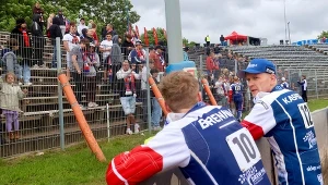 Tom Brennan i Krzysztof Kasprzak w rozmowie z kibicami.