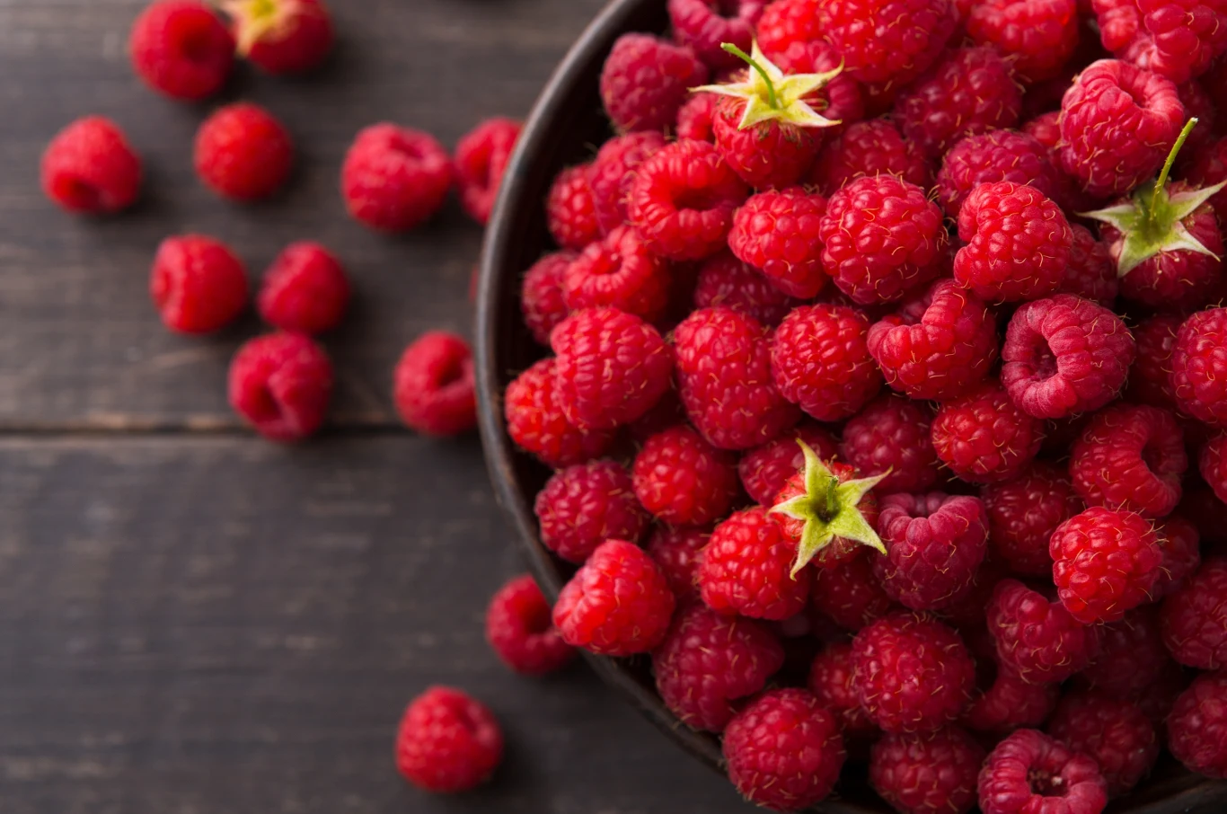 Maliny będą dorodne i słodkie jak nigdy. Wystarczy, że podsypiesz je ściółką. Maliny będą dorodne i słodkie jak nigdy. Wystarczy, że podsypiesz je ściółką.