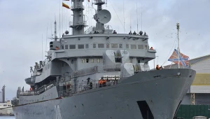 Okręt Smolny zacumowany w porcie w Saint-Nazaire we Francji