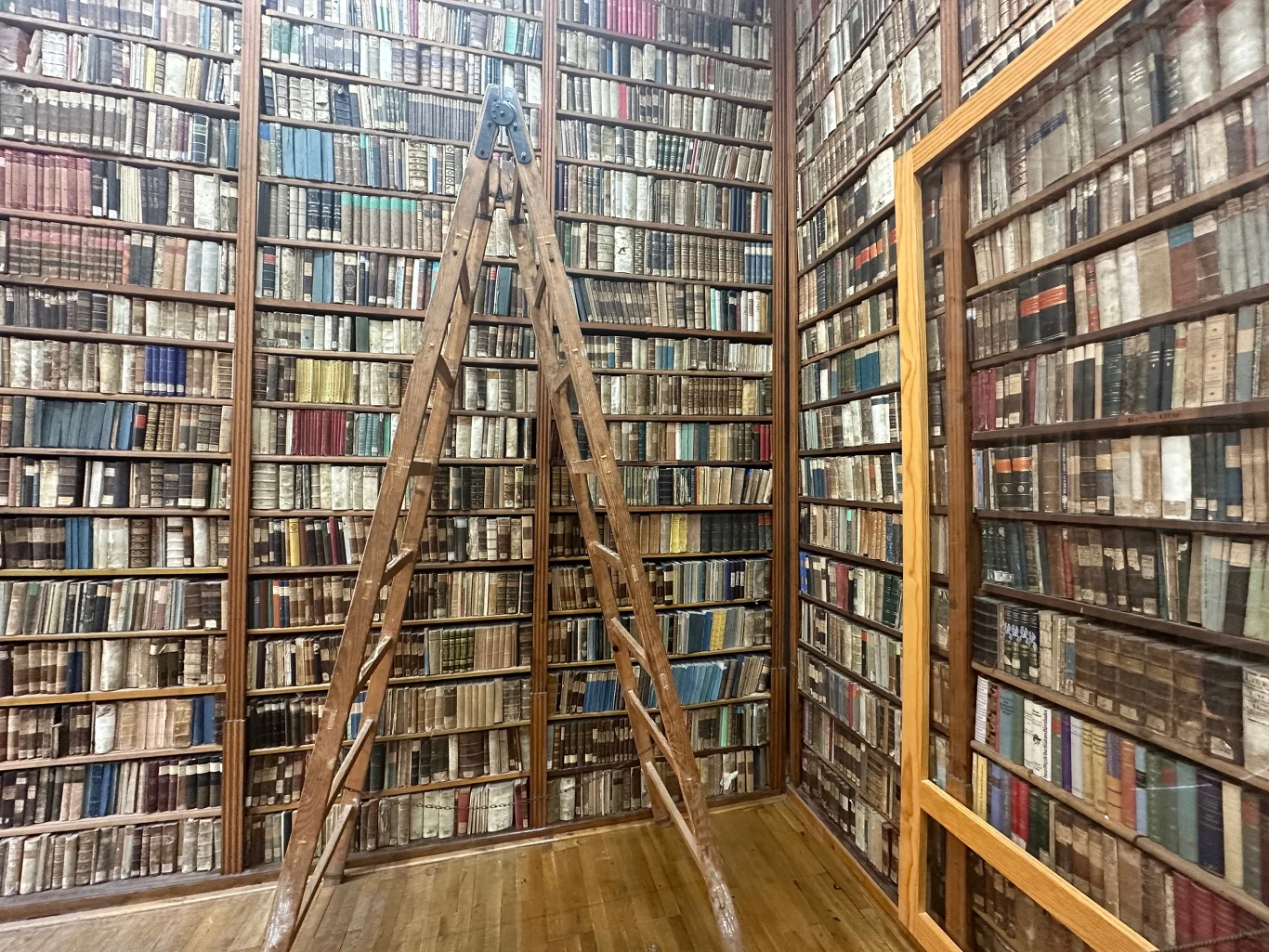 W Kieżmarku mieści się Liceum Ewangelickie, w którym znajduje się największa szkolna historyczna biblioteka w środkowej Europie