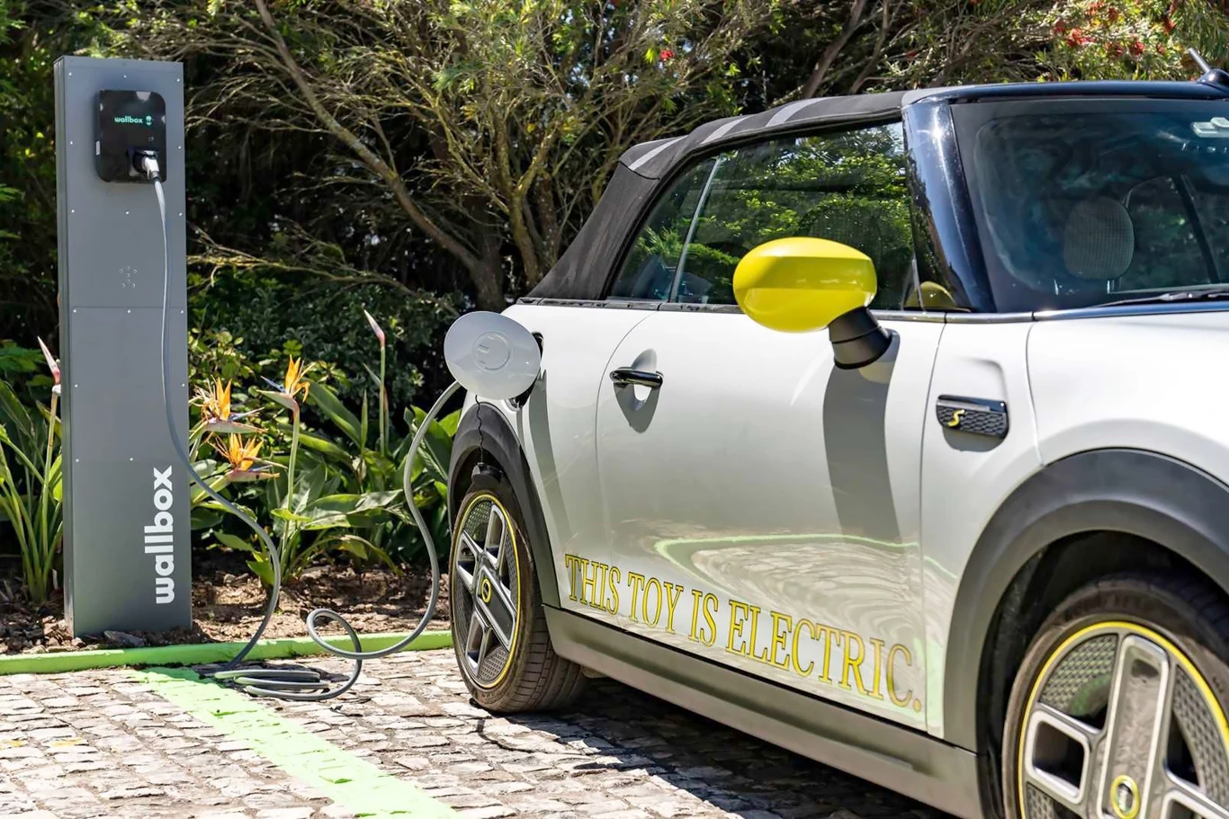 Ryzyko pożaru dotyczy także zaparkowanych samochodów. Ryzyko pożaru dotyczy także zaparkowanych samochodów.