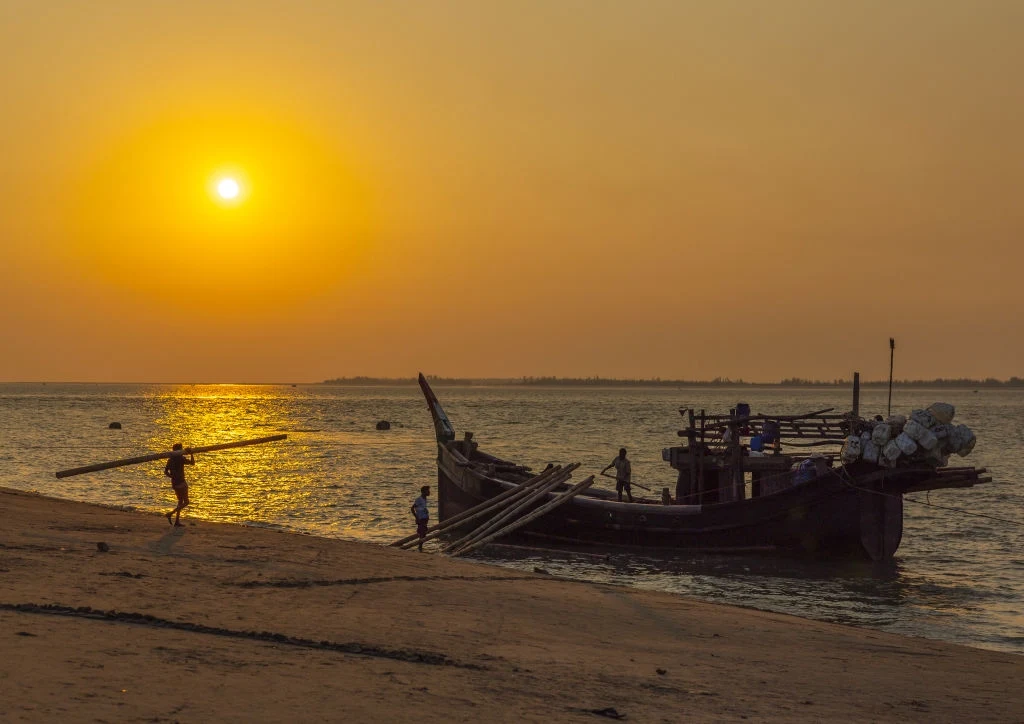Wybrzeże Bangladeszu. Rybacy wracający z połowu na Oceanie Indyjskim