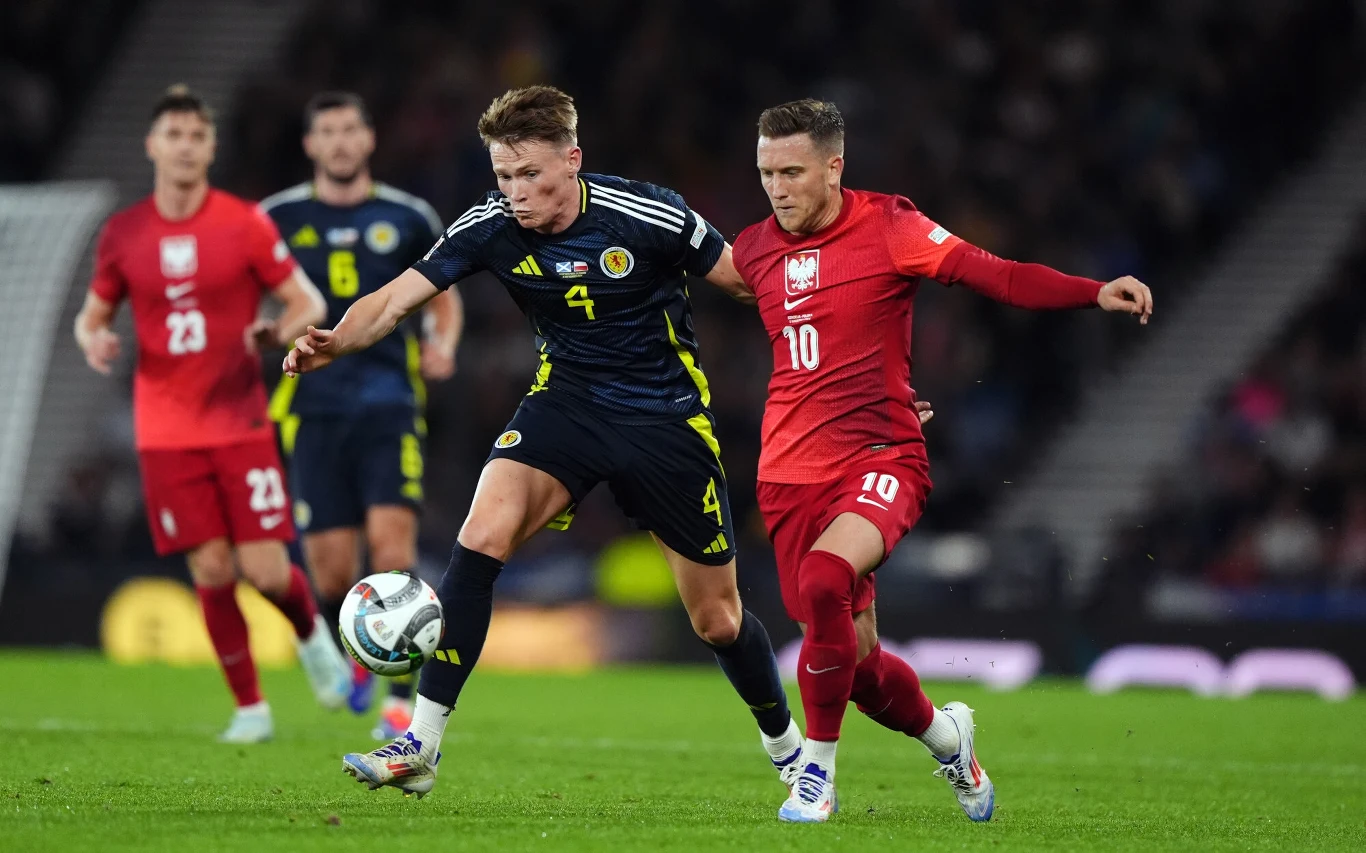 Liga Narodów UEFA, mecz Szkocja - Polska. Scott McTominay w walce o piłkę z Piotrem Zielińskim Liga Narodów UEFA, mecz Szkocja - Polska. Scott McTominay w walce o piłkę z Piotrem Zielińskim