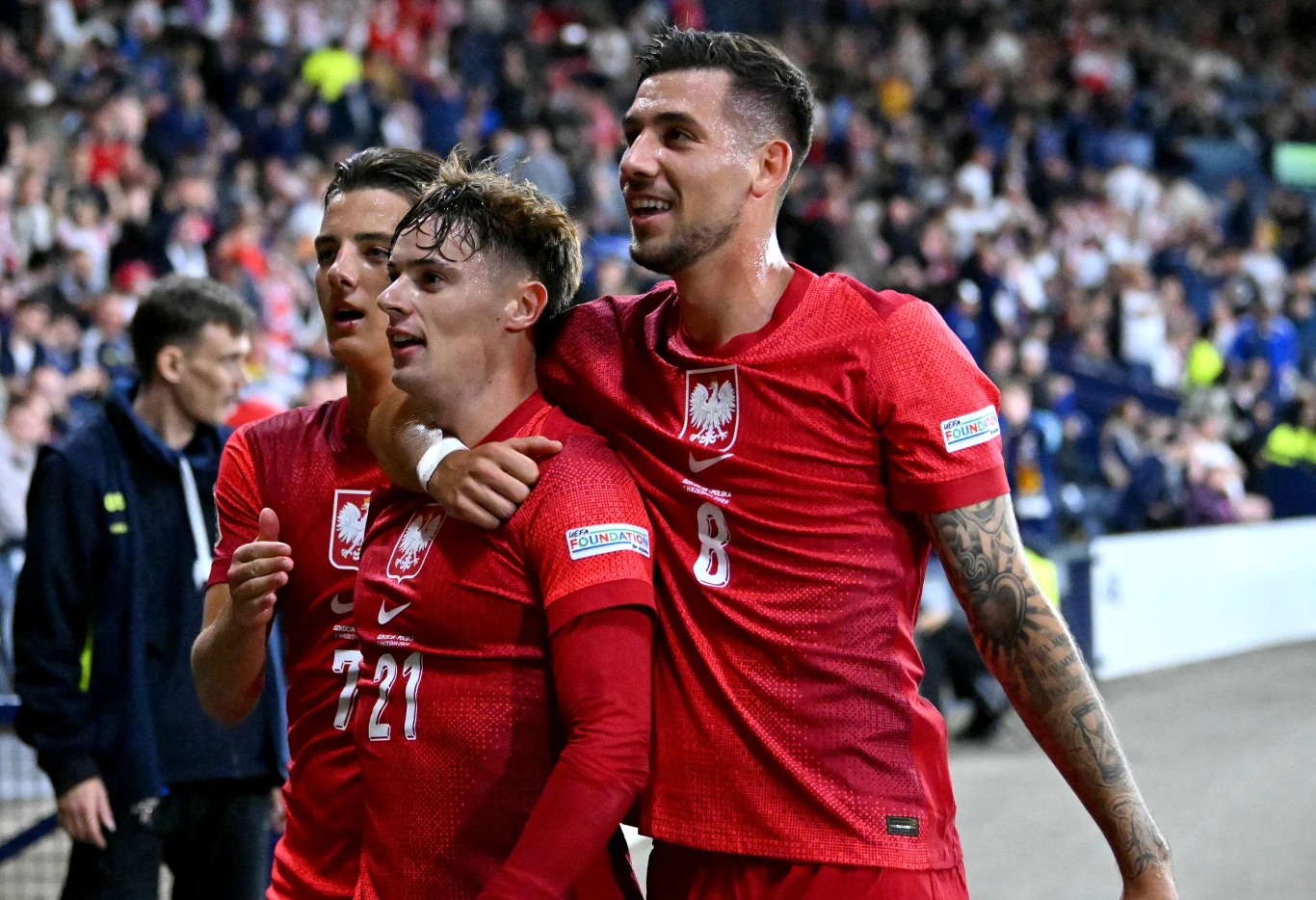 Nicola Zalewski wraz z kolegami cieszy się ze zdobytej bramki