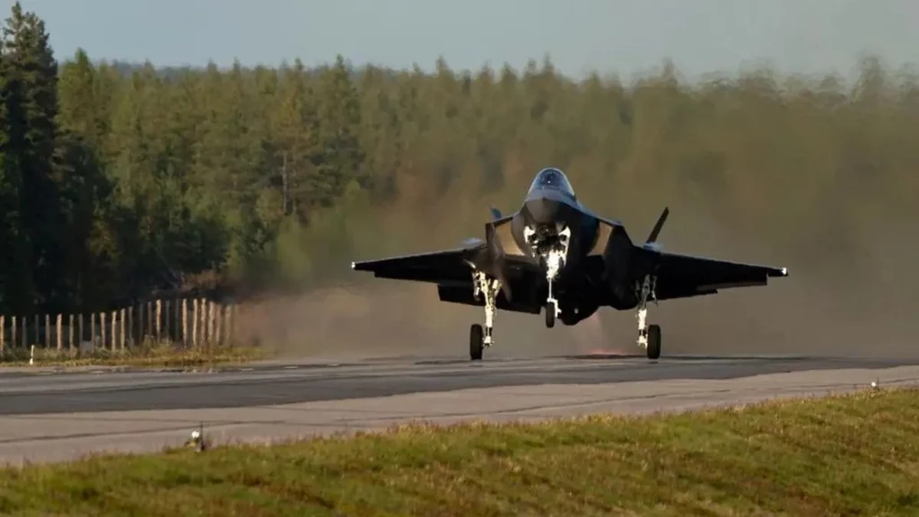 Jeden z dwóch myśliwców F-35 Lightning II, które wylądowały na autostradzie w Finlandii