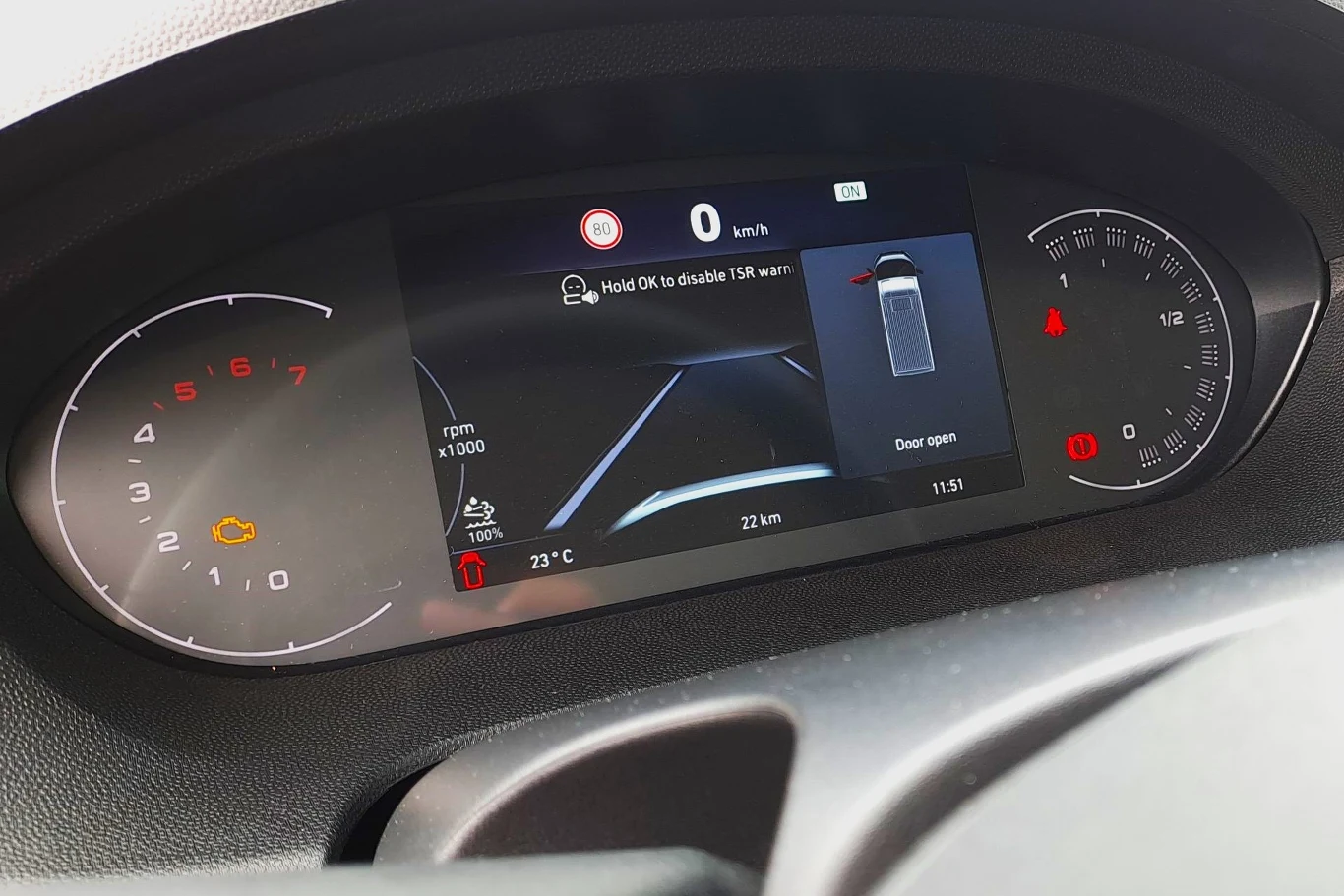 Przed kierowcą znajduje się 3,5-calowy wyświetlacz umieszczony między zegarami.