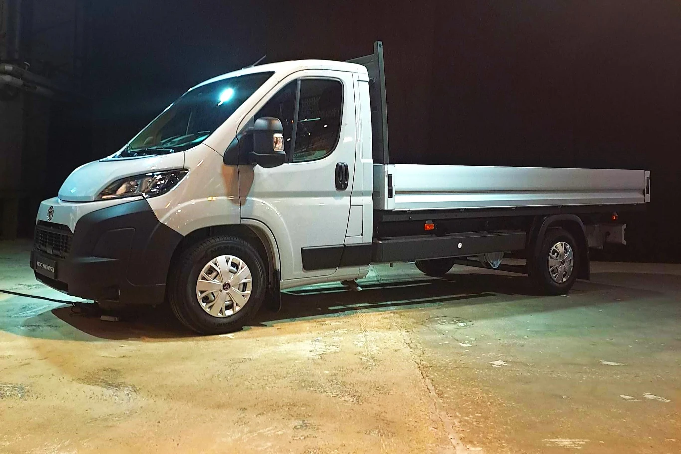 Toyota Proace Max oferowana jest nie tylko jako furgon, ale także jako podwozie do zabudowy lub wariant ze skrzynią załadunkową.