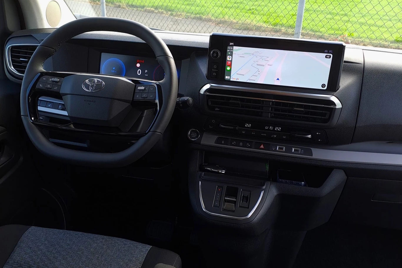 Ekran multimediów może mieć teraz 10 cali. W wariantach elektrycznych jest to standard. W spalinowych dostępny jest tylko w wyższych wersjach wyposażenia.