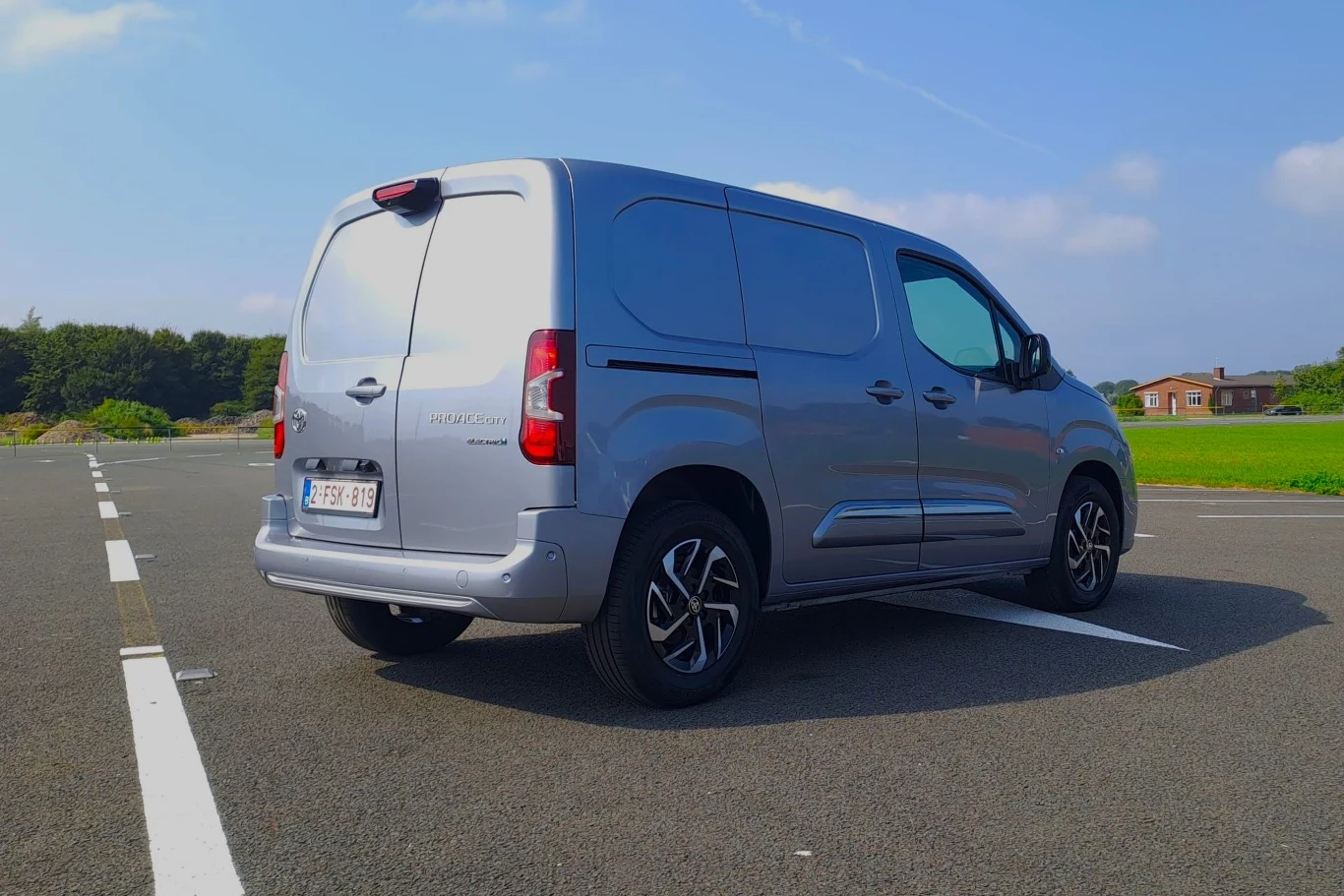 Toyota Proace City i Proace w wersjach elektrycznych oferują teraz większy zasięg - kolejno 330 km i 350 km (w wersji z akumulatorem o pojemności 75 kWh).