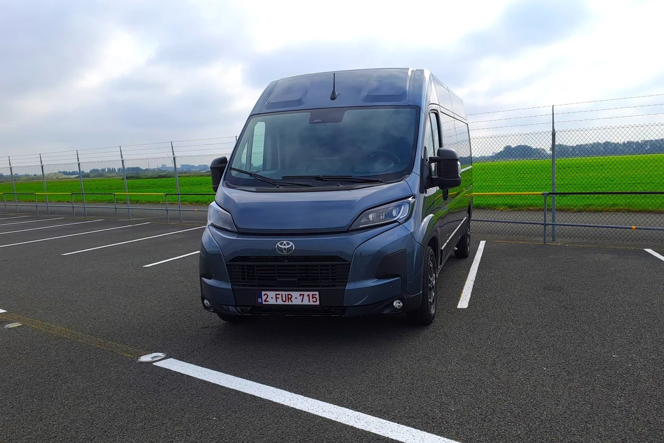 Toyota Proace Max dostępna jest z silnikiem Diesla 2,2 (trzy warianty mocy: 120, 140 i 180 KM) lub z napędem elektrycznym (270 KM).