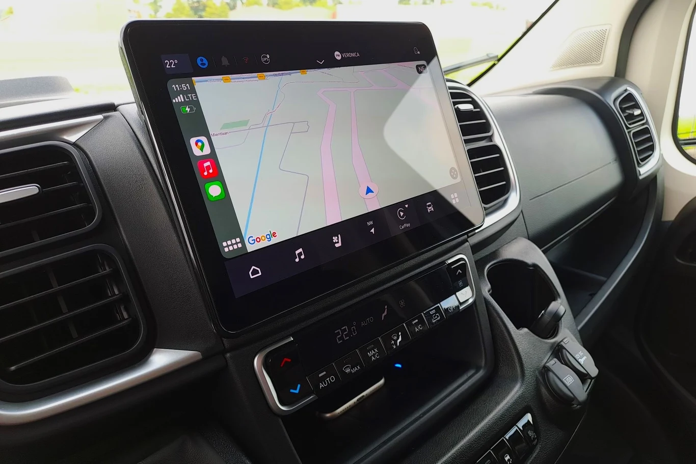 Do obsługi multimediów może służyć 10-calowy wyświetlacz.