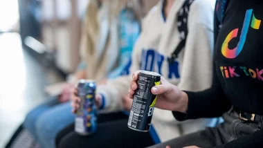 Nastolatka nagle wylądowała w szpitalu. "Piła cztery puszki dziennie"