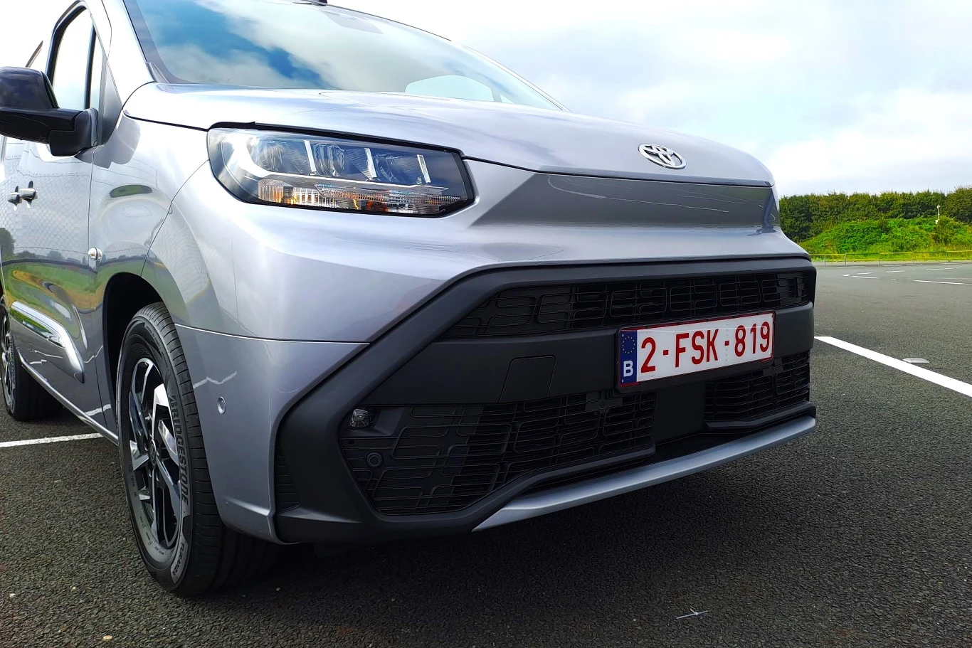 Toyota Proace City oraz Proace przeszły modernizację. W efekcie zmieniono m.in. pas przedni w obu autach.