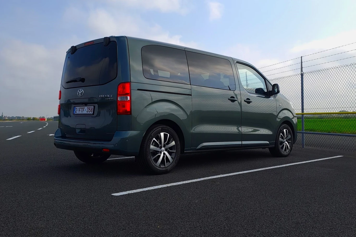 Zarówno Toyota Proace jak i Proace City dostępne są w wariantach osobowych - Verso (na zdjęciu Toyota Proace Verso).