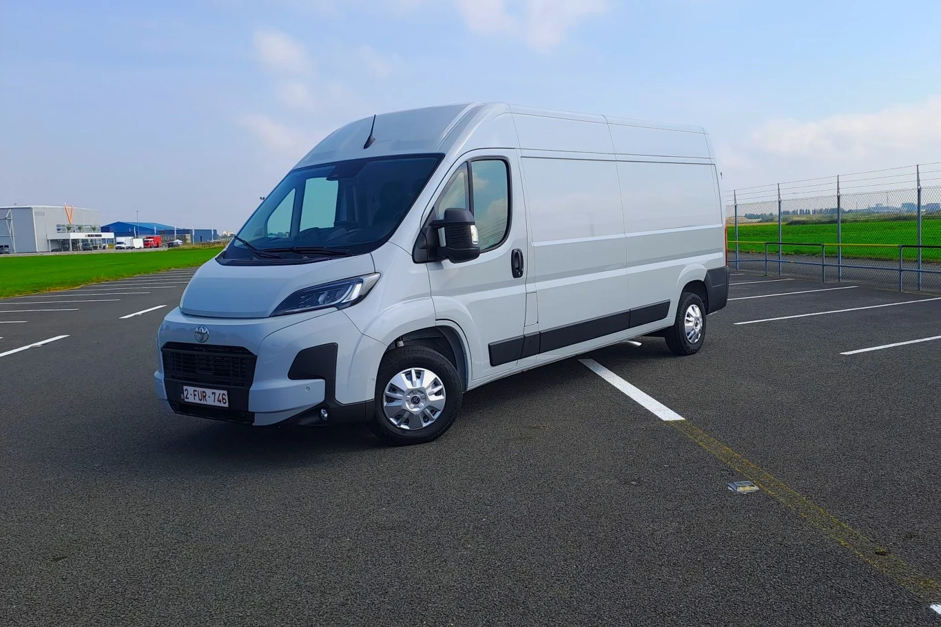 Toyota Proace Max dołącza do oferty samochodów użytkowych japońskiej marki.