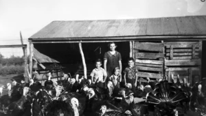 Matka z dziećmi pozuje do zdjęcia na swojej fermie indyków,  początek XX wieku