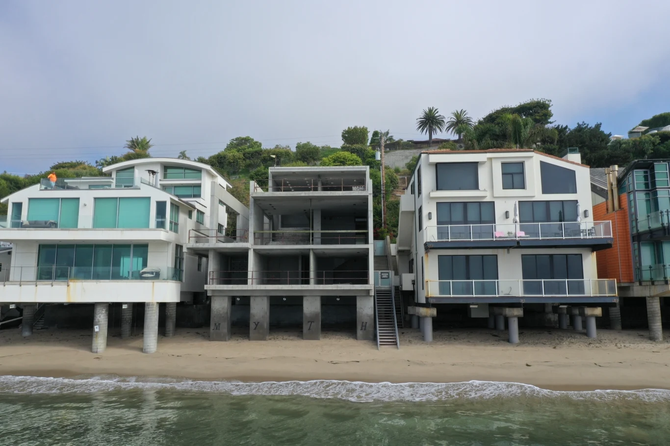 Kanye West wystawił ją na sprzedaż. Nieruchomość w "atrakcyjnej" cenie wzbudza emocje Kanye West wystawił ją na sprzedaż. Nieruchomość w "atrakcyjnej" cenie wzbudza emocje