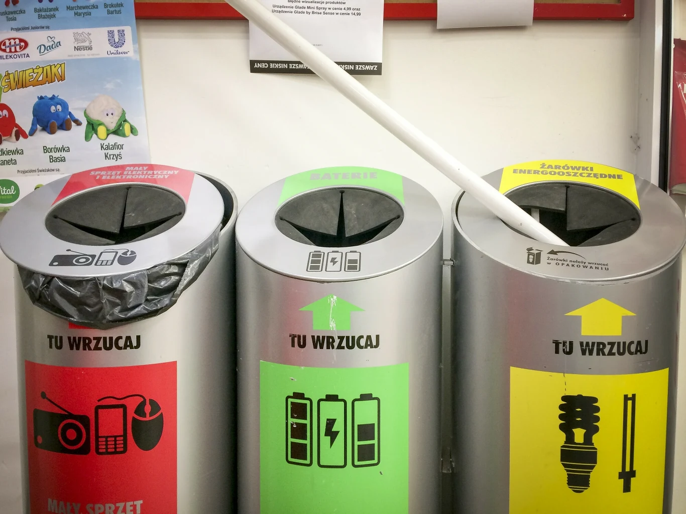 Pojemniki na elektrośmieci można spotkać przed wieloma sklepami