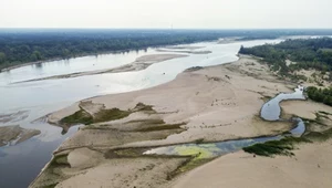 Alarmująco niski stan wody w Wiśle. Nie kursują promy