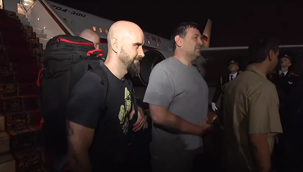 Pawła Rubcowa przetransportowano do Moskwy. Po wyjściu z samolotu powitał go Putin Pawła Rubcowa przetransportowano do Moskwy. Po wyjściu z samolotu powitał go Putin