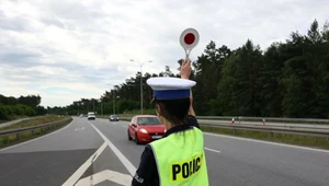 Rutynowa kontrola kierowcy. Czy policjant może zatrzymać bez powodu?