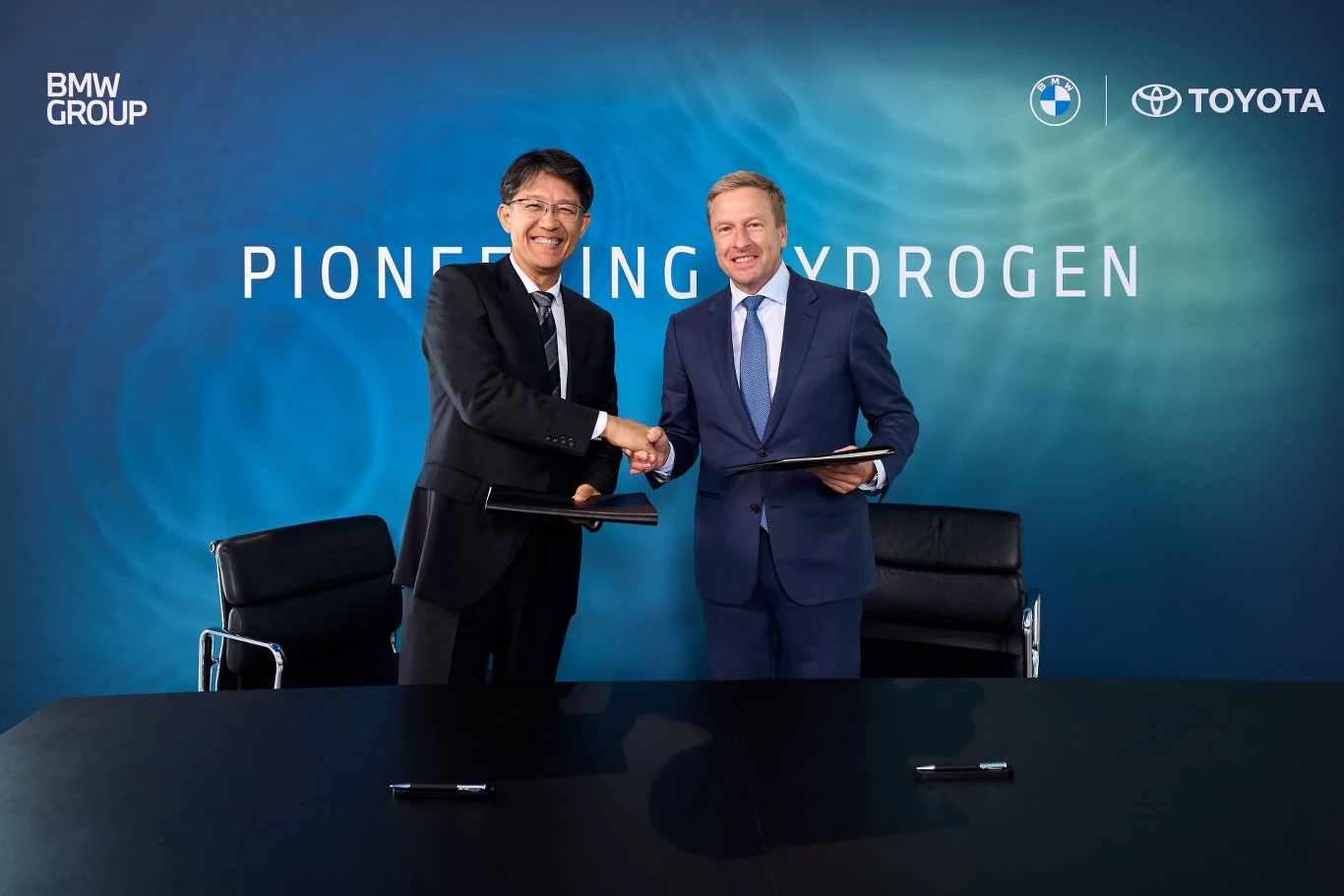 Porozumienie podpisali prezydent Toyoty, Koji Sato, oraz prezes zarządu BMW, Oliver Zipse.