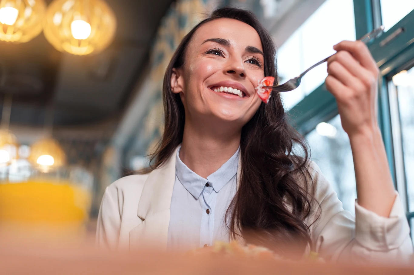 Restauracje wychodzą naprzeciw pojedynczym gościom i często oferują jednoosobowe stoliki lub wspólne stoły Restauracje wychodzą naprzeciw pojedynczym gościom i często oferują jednoosobowe stoliki lub wspólne stoły