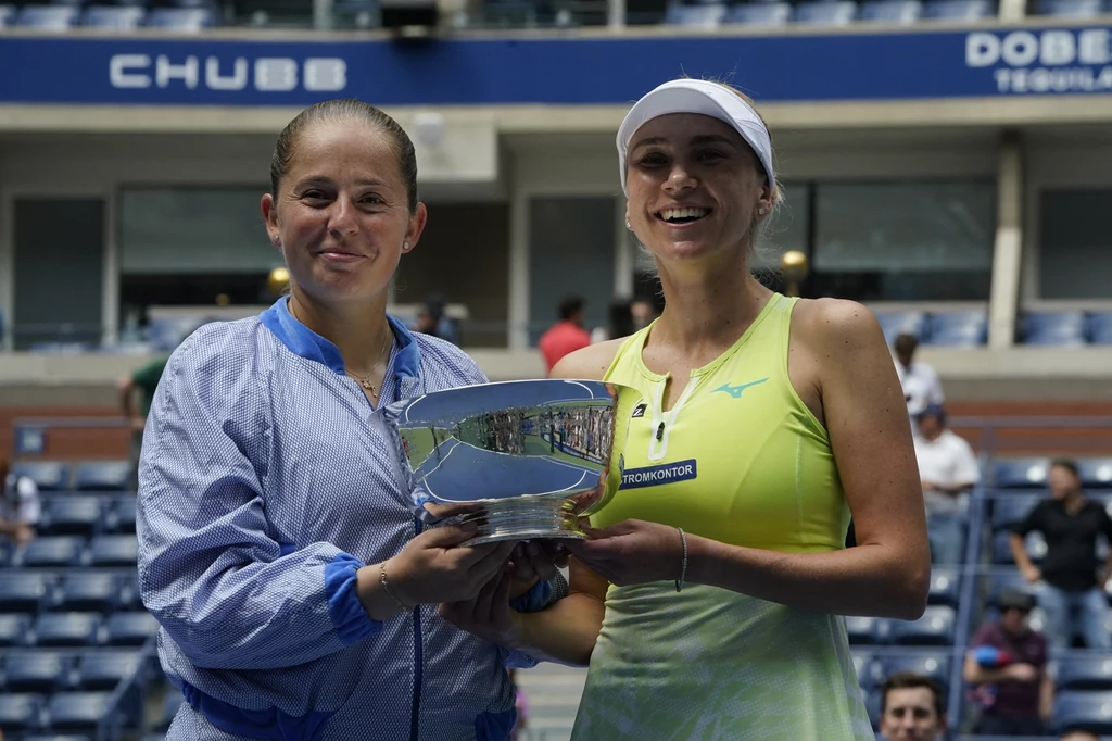 Jelena Ostapenko i Ludmyła Kiczenok z trofeum US Open w deblu