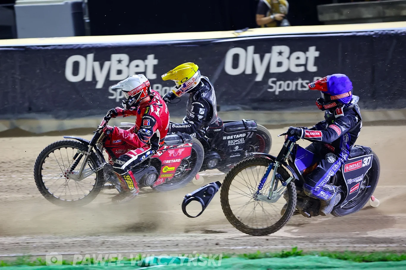Leon Madsen omal nie oberwał odlatującą częścią z motocykla Daniela Bewleya. Leon Madsen omal nie oberwał odlatującą częścią z motocykla Daniela Bewleya.