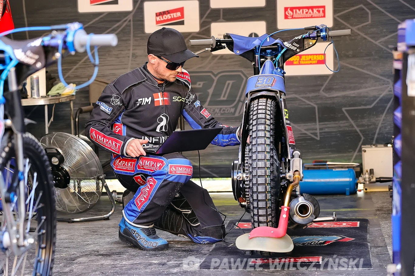 Leon Madsen reguluje motocykla z pomocą laptopa. Leon Madsen reguluje motocykla z pomocą laptopa.