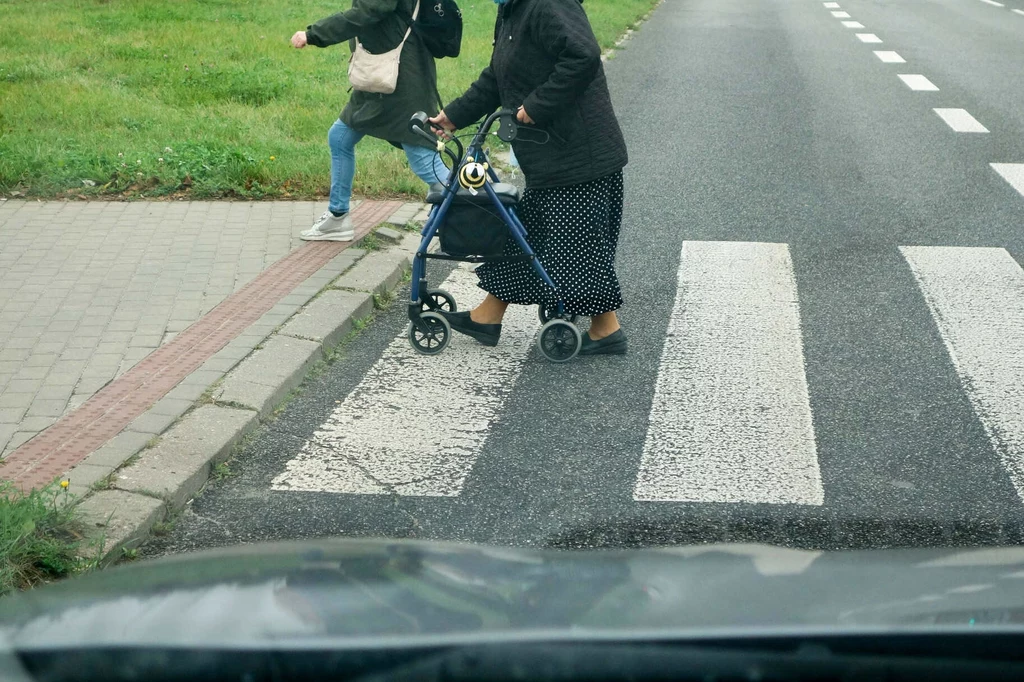 Przepisy nie wyróżniają niepełnosprawnych w kwestii przechodzenia przez jezdnię