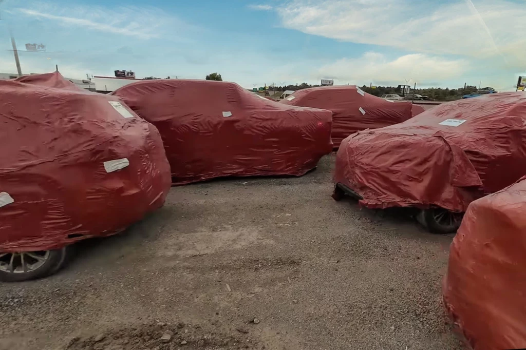 Samochody owija się czerwoną folią w ściśle określonym celu /fot. Auto Auction Rebuilds/Youtube