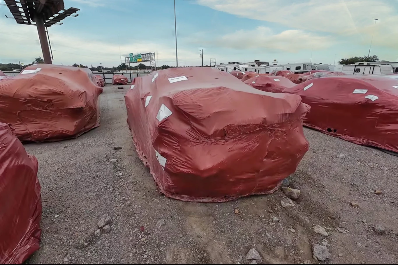 Auta owinięte czerwoną folią objęte są procesem wyjaśniania przyczyn wypadku