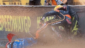 Kraksa Bartosza Zmarzlika i Mikkela Michelsena w Grand Prix Łotwy w Rydze.