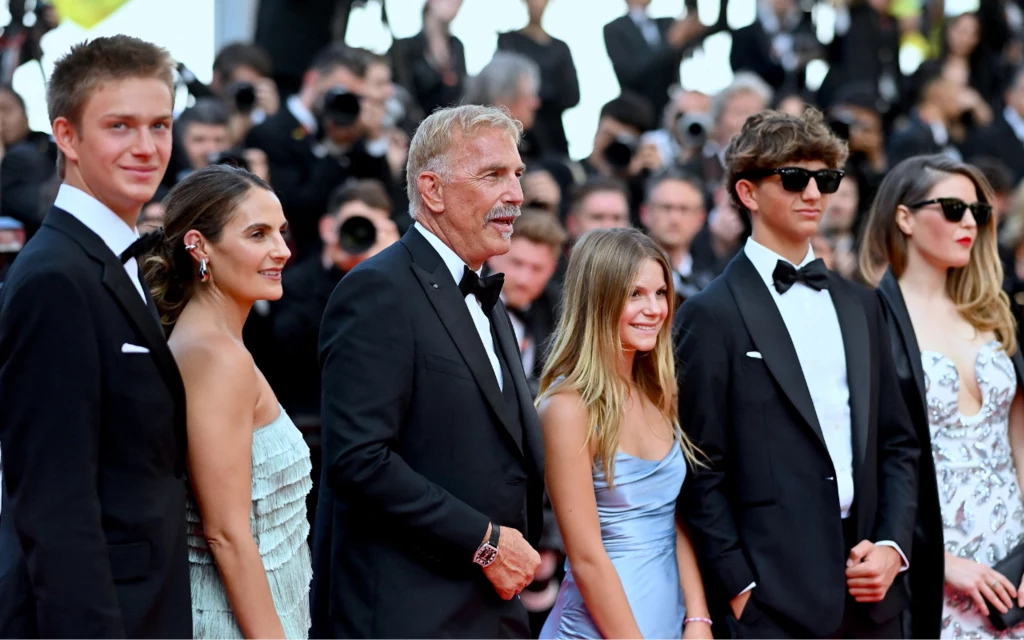 Kevin Costner z dziećmi na festiwalu w Cannes