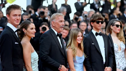 Kevin Costner z synem w Wenecji. Podobny do taty?