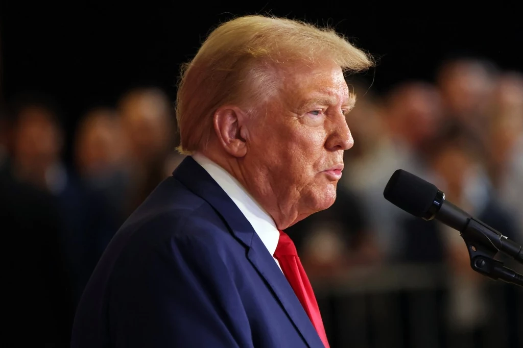 Donald Trump grozi wysokimi cłami za odejście od dolara Donald Trump grozi wysokimi cłami za odejście od dolara