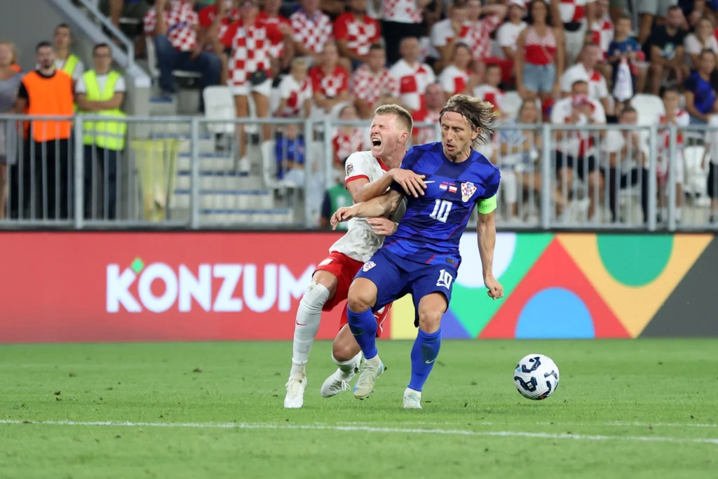 Luka Modrić w starciu z Mateuszem Boguszem Luka Modrić w starciu z Mateuszem Boguszem