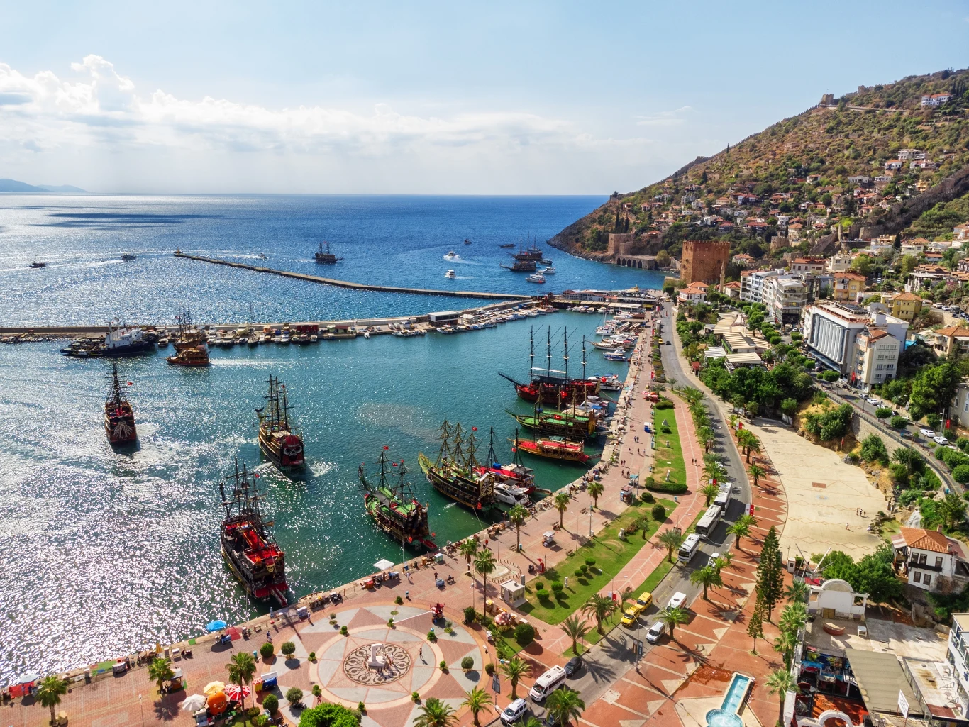 Turcja to świetny wybór, jeśli chodzi o urlop we wrześniu. O tej porze roku panują tam dobre warunki do słonecznego wypoczynku. Ponadto można tam znaleźć ciekawe opcje pobytu w atrakcyjnych cenach.