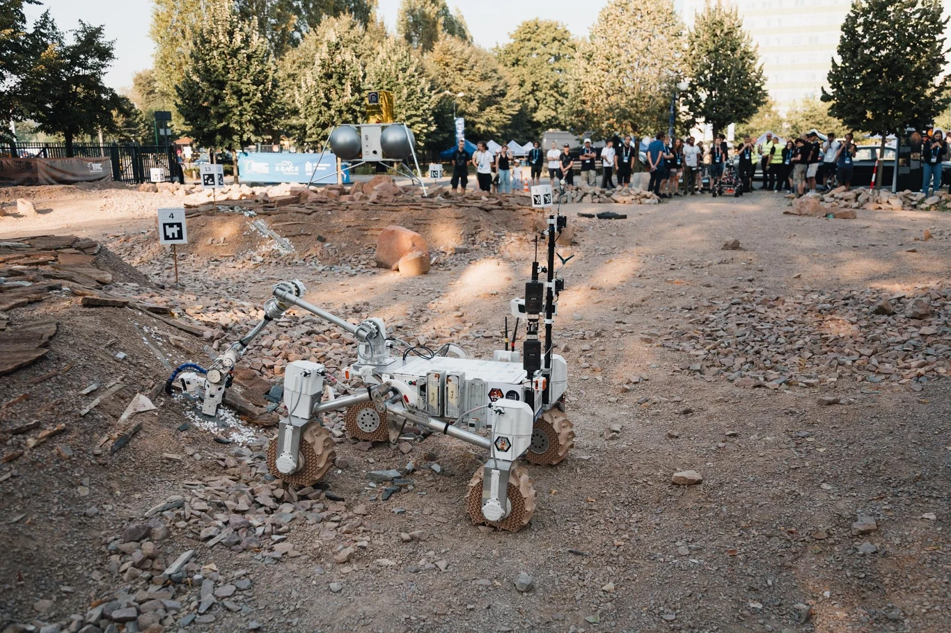 Własne łaziki marsjańskie w trakcie zawodów Europe Rover Challenge zaprezentowały zespoły z 11 krajów. Własne łaziki marsjańskie w trakcie zawodów Europe Rover Challenge zaprezentowały zespoły z 11 krajów.
