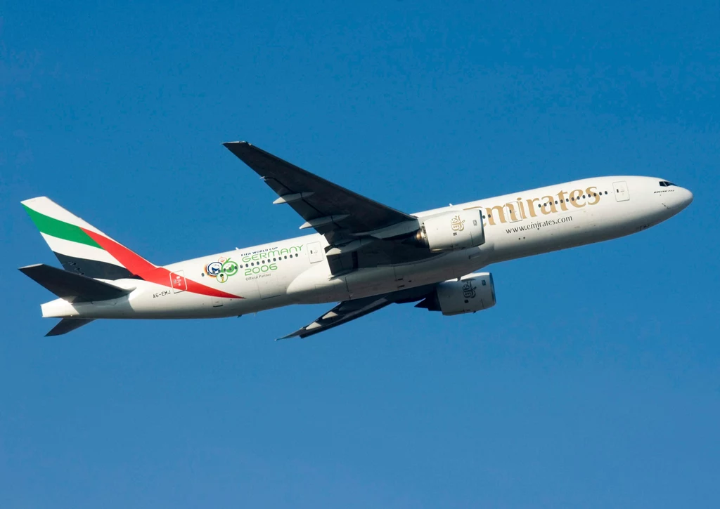 Boeing 777-200 w barwach linii Emirates.