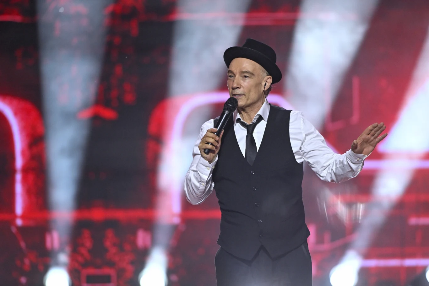 Stachursky w ostatnim czasie na scenie występuje w różnych nakryciach głowy Stachursky w ostatnim czasie na scenie występuje w różnych nakryciach głowy