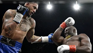 Tony Yoka (z lewej) tu w przegranej walce z Carlosem Takamem