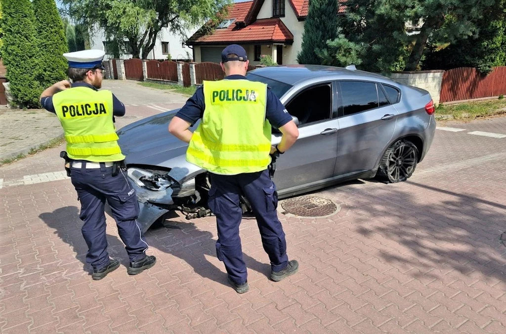 BMW X6 poruszało się na trzech kołach, a jego kierowca nie reagował na sygnały do zatrzymania