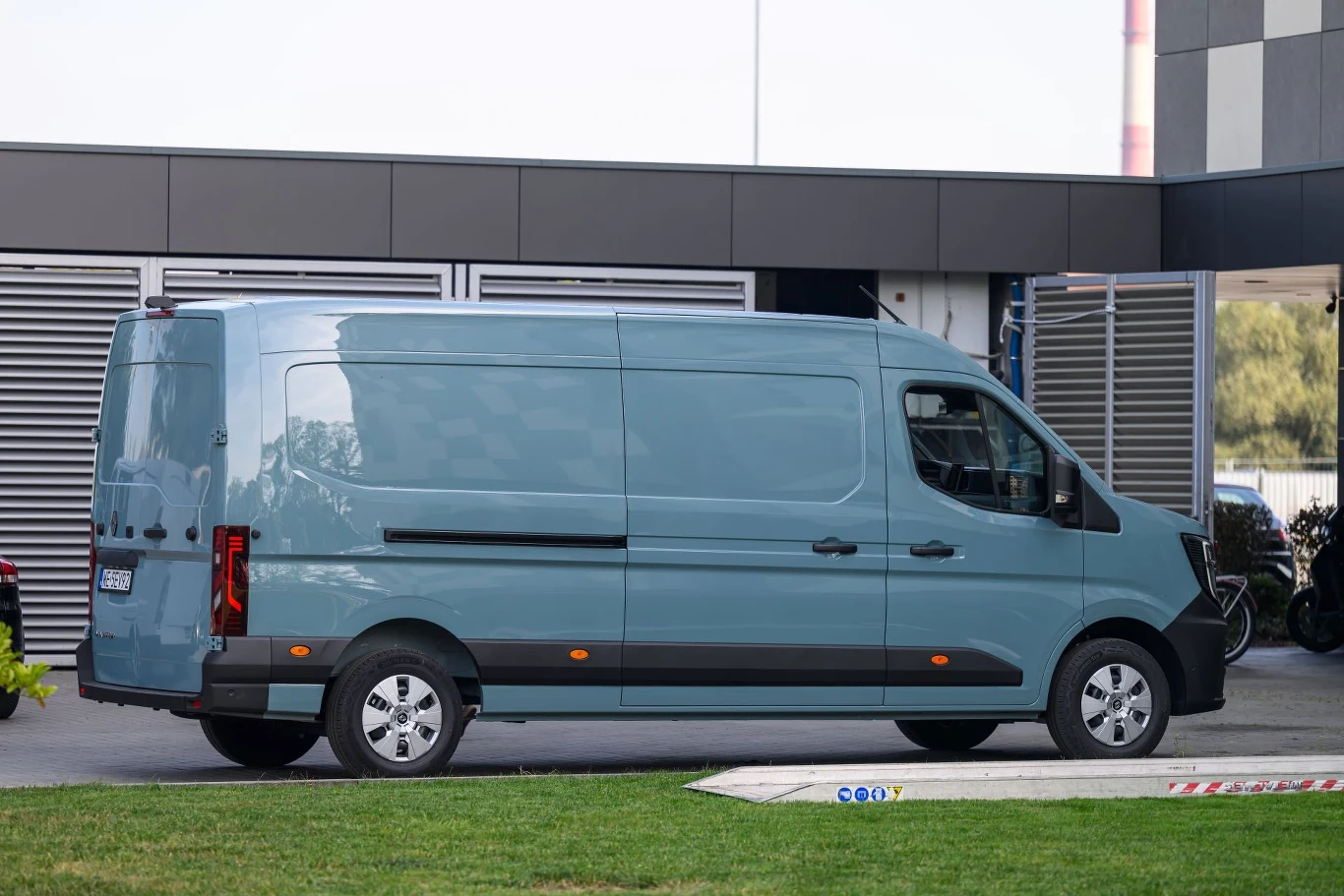 Renault Master czwartej generacji dostępne jest z dwulitrowym silnikiem Diesla w wariantach mocy od 105 KM do 170 KM lub w odmianie elektrycznej (130 lub 142 KM).